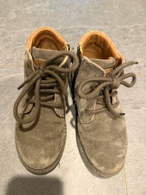 Zara boys Suede Lace-Up Ankle Boots in Olive Taupe